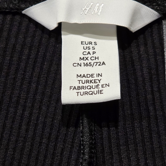 H&M Athletic Woman's Workout Casual Gym Everyday Shorts Size Small (S) A109 - Picture 2 of 4